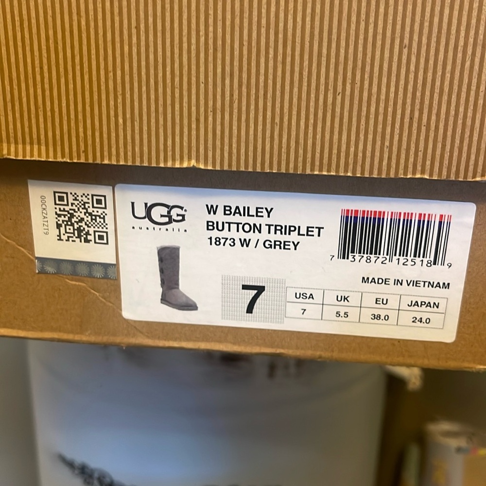 Ugg size 7 color Grey